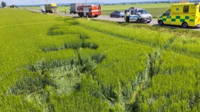 Jedno vozidlo skončilo na střeše v poli, druhé zastavilo o konstrukci mostku na boku