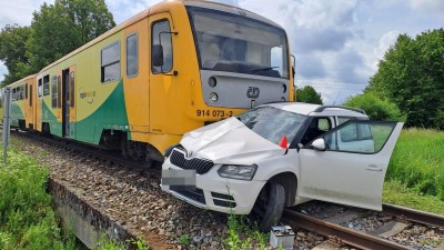 Vlak na přejezdu smetl automobil