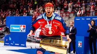 Hr&aacute;či si n&aacute;sledně už&iacute;vali oslavy s kotlem pardubick&yacute;ch fanou&scaron;ků, na sn&iacute;mku je &uacute;točn&iacute;k Jan Mand&aacute;t. Foto zdroj HC Dynamo Pardubice