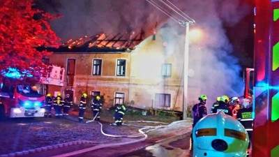 Plameny zničily bývalý mlýn v Luži, zásah byl pro hasiče nebezpečný