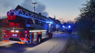 AKTUÁLNĚ: Plameny zničily dvě elektrokoloběžky. Nejspíš začaly hořet při dobíjení