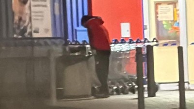 Chlap chtěl po ženě na n&aacute;draž&iacute; v Chrudimi cigaretu, odm&iacute;tla, tak ji pořezal. Policie p&aacute;tr&aacute; po tomto muži