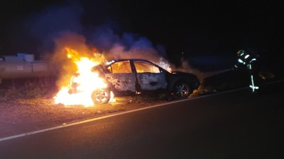 Auto se vzňalo na silnici mezi Vestcem a Medlešicemi