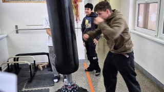 Na škole v České Třebové si děti mohou svoji energii vybít na boxovacím pytli