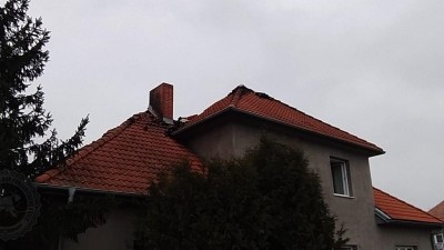 Požár zachvátil půdu rodinného domu v Ostřetíně
