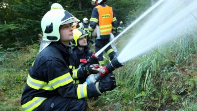 VIDEO: Hasiči cvičili dálkovou dopravu vody k požáru