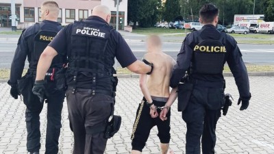 Porval se a pak běžel polonahý ulicí, kde zaujal strážníky. Přitom byl policií hledaný