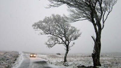 Rozmary počasí pokračují, k vytrvalému dešti se přidal vítr, meteorologové vydali výstrahu