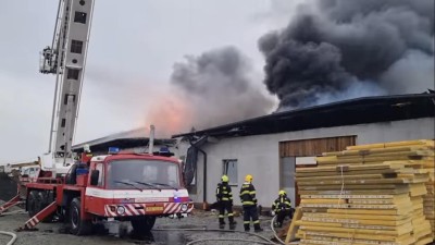 VIDEO: Další požár nedaleko Pardubic, v pondělí večer plameny pohltily pneuservis