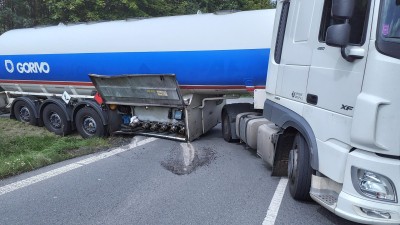 Cisterna převážející benzín a naftu měla nehodu u Holic a uzavřela silnici