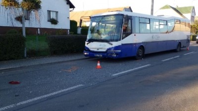 Horních Ředicích se srazil autobus co vezl dvě desítky dětí s osobním vozem. Auto skončilo v potoce