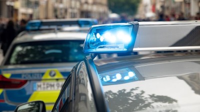 Na silnici č. 17 v Hrochově Týnci havarovalo auto, došlo ke zranění, na silnici je překážka