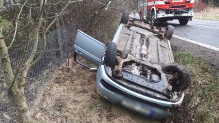 Auto v Seči udělalo kotrmelec na střechu. V Boru u Skutče přistál vůz na stromě. V obou případech řidiči utrpěli zranění