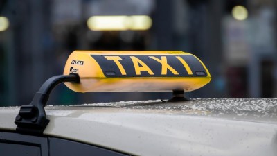 Žena udělala nepořádek v taxíku a pak pokousala řidiče