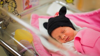 Pravidelné malování porodních sálů dočasně uzavře příjem rodiček v Pardubické nemocnici