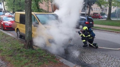 Z pod kapoty se začalo kouřit, nakonec vůz skončil v plamenech