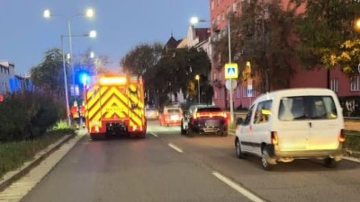 Nehoda tří aut se zraněním v ulici Hlaváčova v Pardubicích v pondělí ráno zkomplikovala dopravu