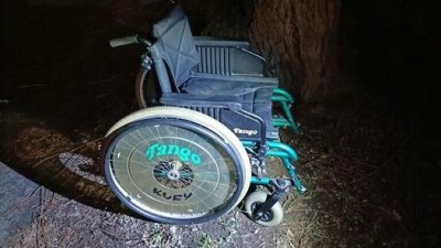Opuštěný invalidní vozík stál na nábřeží v Pardubicích, komu asi patřil