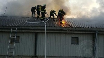 Požár zachvátil drůbežárnu, hrozilo zřícení střechy