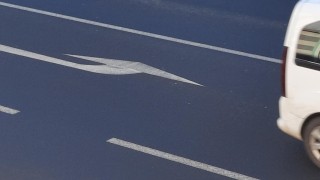 Muž se zrakovým postižením v tmavém oblečení kráčel prostředkem pardubické rychlodráhy v plném provozu