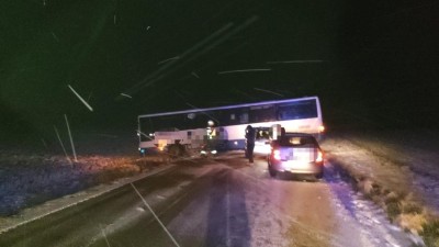 Obrazem: Autobus přes silnici a další dopravní nehody. Čerstvý sníh a námrazu neustáli někteří řidiči v Pardubickém kraji