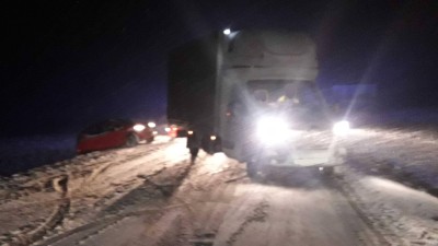 První sníh v Pardubickém kraji! Trápil řidiče a byl náročný pro hasiče
