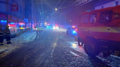 Evakuace, intervence psychologa i sanitky. Dramatick&eacute; chv&iacute;le obyvatelů domu, kde se v noci  vzňala elektroinstalace
