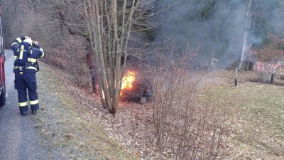 Žena nabourala do stromu, auto začalo hořet