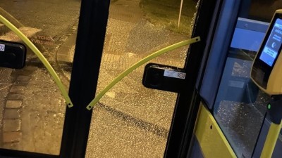 Muž pěstí rozbil dveře trolejbusu, krvavě se při tom poranil