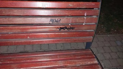 Nejprve zdobil černou fixou zeď domu na Masarykově n&aacute;měst&iacute;, pak se o kus d&aacute;l rozhodl takto vylep&scaron;it lavičku