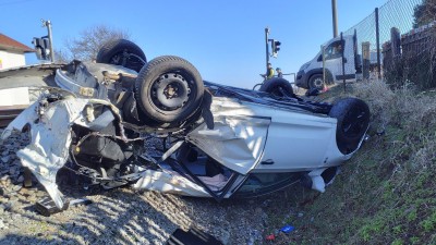 V Chrudimi do&scaron;lo na železničn&iacute;m přejezdu ke sr&aacute;žce vlaku s osobn&iacute;m autem
