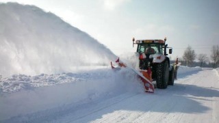 Někde jen s pluhem, jinde sypou silničáři sůl, štěrk, písek či rozstřikují solný roztok či solanku. Řekneme vám proč