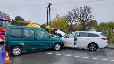 Uplakané odpoledne začalo nehodou za Pardubicemi