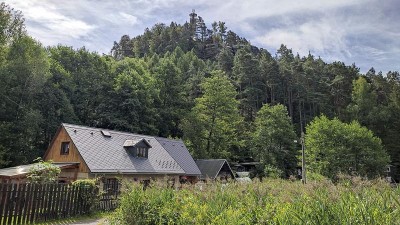 TIP NA VÝLET: Znáte tuto rozhlednu v malebné krajině? Na vrchol vede 150 schodů, odměnou je nádherný výhled