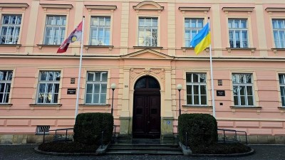 Na krajsk&eacute;m &uacute;řadě vyvěsili ukrajinskou vlajku. Připom&iacute;n&aacute; čtyři roky v&aacute;lky na Ukrajině