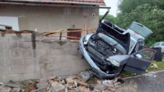 Auto nárazem částečně zbořilo betonový plot u rodinného domu, cestující utrpěl zranění