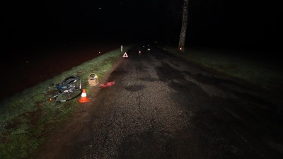 Auto srazilo u obce Písečná cyklistku, ta na místě zemřela. Řidič nadýchal 1,11 promile alkoholu