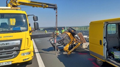 Dálnici D35 na hodinu zablokoval bagr. Spadl z návěsu. Auto, co ho vezlo, nemělo platnou technickou, ani dálniční známku