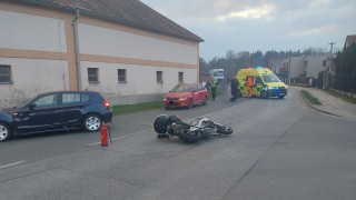 Nehoda motocyklisty s osobním autem a se raněním na hodinu uzavřela provoz na křižovatce v obci Zminný