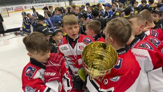 Pardubičtí hokejisté se radují ze zisků pohárů. Foto: Oldřich Hájek