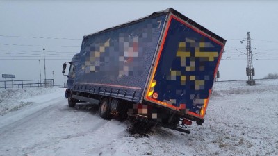 Obrazem: Špatné počasí a silný vítr způsobují řadu nehod