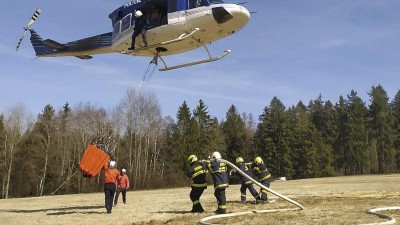 Hasiči likvidovali požár paseky a lesa, vodu lili na oheň i z vrtulníku