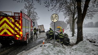 Po střetu osobního auta s nákladním u obce Oldřiš skončily oba vozy mimo silnici, došlo ke zranění osob
