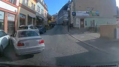 VIDEO: Ujížděl ulicemi České Třebové stokilometrovou rychlostí, kolemjdoucí museli uskakovat, pak naboural dvě auta. K úprku před policisty měl důvod