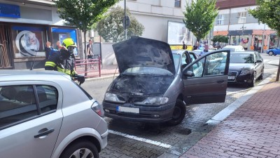 Obrazem: Ženě se za jízdy začalo kouřit z auta, než stačili přijet hasiči bylo už v plamenech