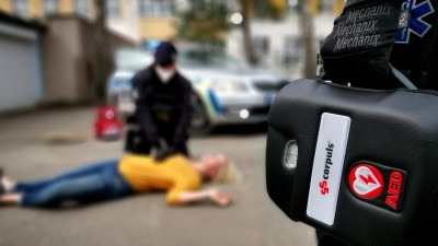 VIDEO: Novinka: Ve 24 policejních vozidlech jsou automatické externí defibrilátory