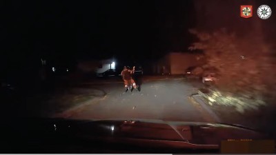 VIDEO: Podívejte se na policejní honičku, kluci na motorce měli důvod ujíždět, jeden z nich skončil v péči lékařů