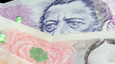 Nemáte ji v peněžence? V oběhu jsou ještě miliony neplaných bankovek. Čas na jejich výměnu je už jen pár dnů