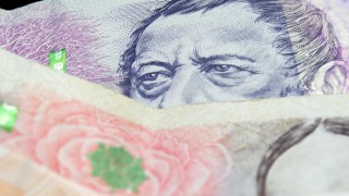 Nemáte ji v peněžence? V oběhu jsou ještě miliony neplaných bankovek. Čas na jejich výměnu je už jen pár dnů