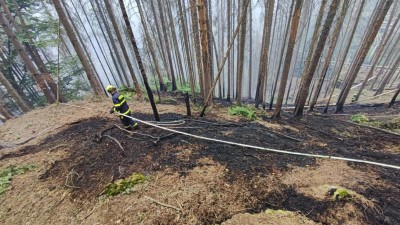 Hasiči z Pardubicka navádějí piloty vrtulníků na zasažená místa národního parku